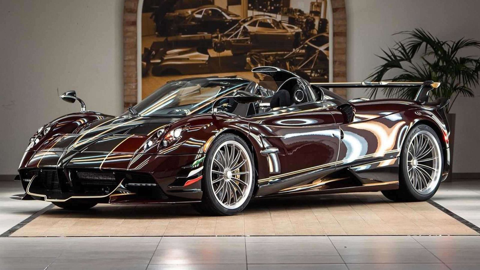 The OneOff Super Roadster Pagani Huayra Dinamica Evo Makes Its Debut Cars,Bikes Specs